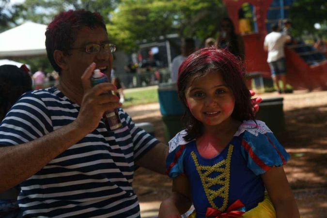 Aline Ribeiro, 4, se vestiu como uma Branca de Neve moderna (foto: Ed Alves/CB/DA Press) Aline Ribeiro, 4, se vestiu como uma Branca de Neve moderna (foto: Ed Alves/CB/DA Press)