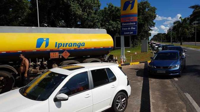 Alguns postos de combustíveis do DF cobram até R$ 4,67 o litro da gasolina, causando a revolta de condutores como Marcos Roberto Pereira: Alguns postos de combustíveis do DF cobram até R$ 4,67 o litro da gasolina, causando a revolta de condutores como Marcos Roberto Pereira: