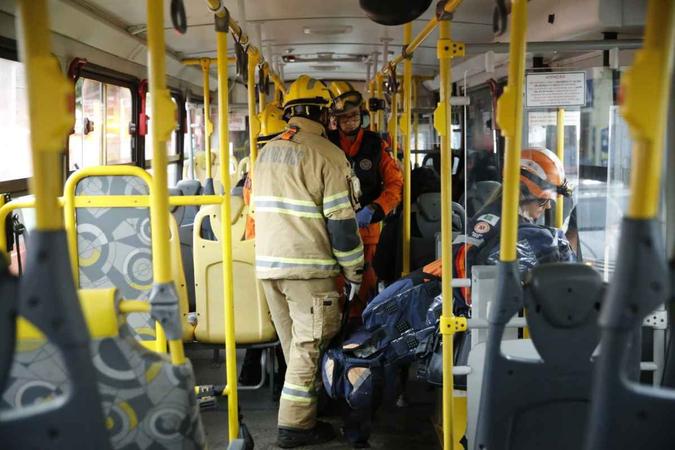 Vítimas do acidente foram socorridas pelo Corpo de Bombeiros e Samu e encaminhadas para o Base e Hran(foto: Divulgação/CBMDF) Vítimas do acidente foram socorridas pelo Corpo de Bombeiros e Samu e encaminhadas para o Base e Hran(foto: Divulgação/CBMDF)