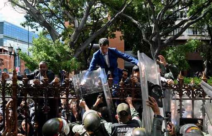 Deputados da oposição venezuelana reelegeram Juan Guaidó como líder da Assembleia Nacional.(foto: Federico Parra / AFP) Deputados da oposição venezuelana reelegeram Juan Guaidó como líder da Assembleia Nacional.(foto: Federico Parra / AFP)