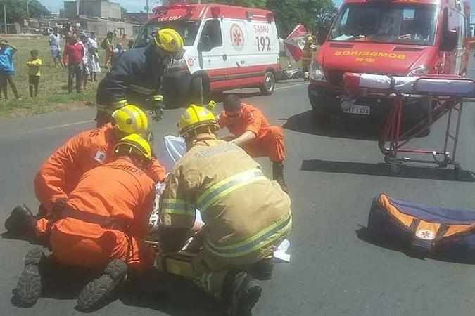O pedstre, Fabio Francisco Jesus, 38 anos, foi levada em estado grave para o Hospital de Base do Distrito Federal (HBDF)(foto: CBMDF/Divulgação) O pedstre, Fabio Francisco Jesus, 38 anos, foi levada em estado grave para o Hospital de Base do Distrito Federal (HBDF)(foto: CBMDF/Divulgação)