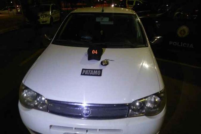 Carro estacionado na 407 Sul era roubado e uma mulher foi presa por receptação(foto: Polícia Militar/Divulgação) Carro estacionado na 407 Sul era roubado e uma mulher foi presa por receptação(foto: Polícia Militar/Divulgação)