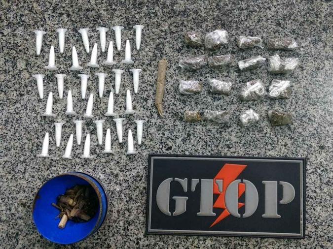 Na casa do homem, polícia encontrou 32 pinos de cocaína e 16 porções de maconha(foto: PMDF/Divulgação) Na casa do homem, polícia encontrou 32 pinos de cocaína e 16 porções de maconha(foto: PMDF/Divulgação)