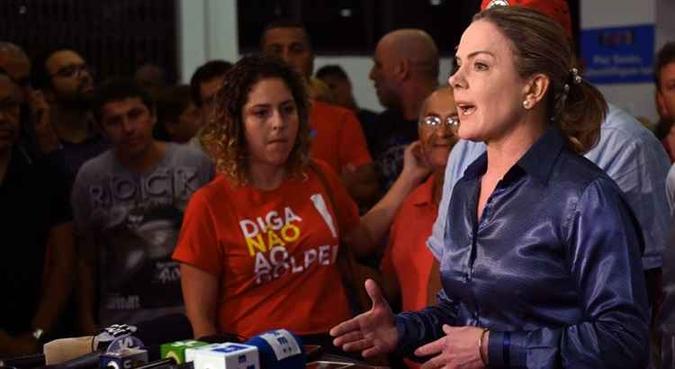 A executiva nacional do PT aprovou uma resolução na qual confirma que Gleisi será a porta-voz de Lula(foto: Nelson Almeida/AFP) A executiva nacional do PT aprovou uma resolução na qual confirma que Gleisi será a porta-voz de Lula(foto: Nelson Almeida/AFP)