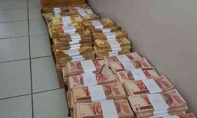 Um total de R$ 842 mil em dinheiro foi apreendido na operação, sendo R$ 558 mil na casa de uma servidora(foto: Ministério Público de Minas Gerais/Divulgação)