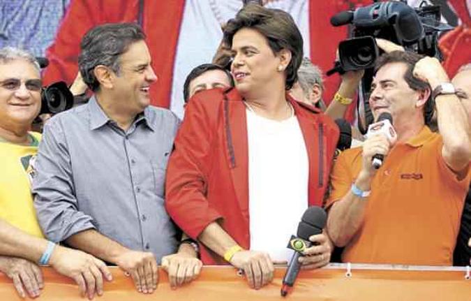 Candidato tucano, ao lado do ator Márvio Lúcio, do Pânico, caracterizado como Dilma(foto: Marcos Alves/Agência O Globo) Candidato tucano, ao lado do ator Márvio Lúcio, do Pânico, caracterizado como Dilma(foto: Marcos Alves/Agência O Globo)