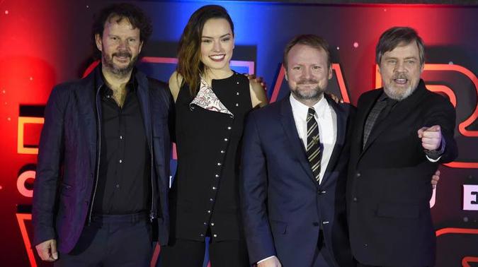 Ram Bergman, Daisy Ridley, Rian Johnson e Mark Hamill(foto: Alfredo Estrella/AFP) Ram Bergman, Daisy Ridley, Rian Johnson e Mark Hamill(foto: Alfredo Estrella/AFP)
