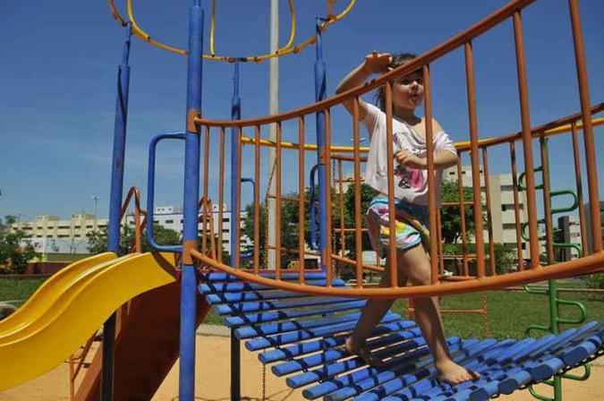 Criança se diverte em parquinho do Cruzeiro: pouco investimento público em manutenção e mau uso fazem com que a brincadeira infantil se limite a poucos locais bem conservados(foto: Minervino Junior/CB/D.A Press) Criança se diverte em parquinho do Cruzeiro: pouco investimento público em manutenção e mau uso fazem com que a brincadeira infantil se limite a poucos locais bem conservados(foto: Minervino Junior/CB/D.A Press)