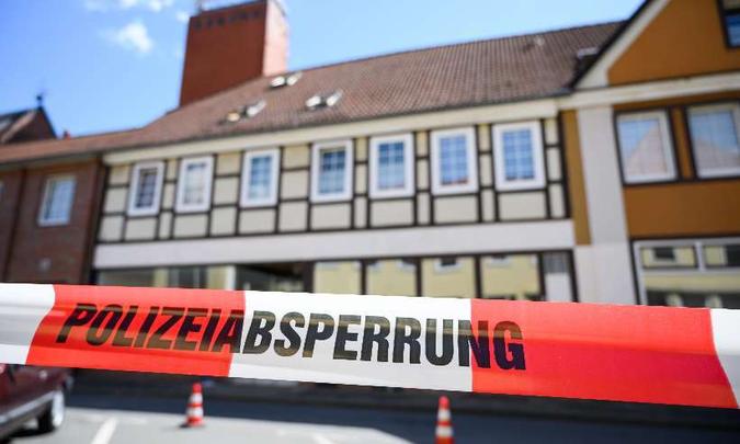 Casa é isolada em Wittingen, na região norte, onde dois dos cinco corpos foram encontrados(foto: Christophe Gateau / DPA / AFP) Casa é isolada em Wittingen, na região norte, onde dois dos cinco corpos foram encontrados(foto: Christophe Gateau / DPA / AFP)