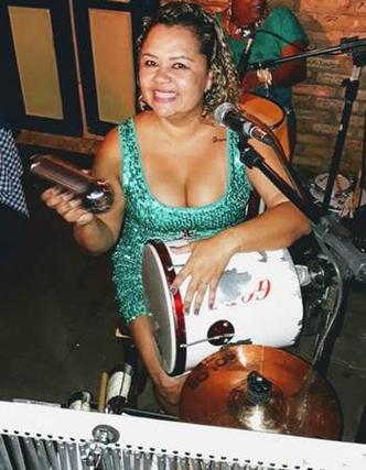 Greici Lira toca percussão no Samba flores(foto: Acervo pessoal) Greici Lira toca percussão no Samba flores(foto: Acervo pessoal)
