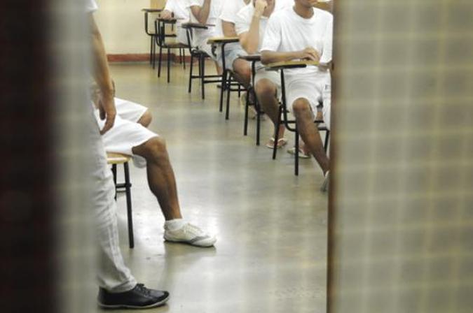 Detentos participam de apresentação do projeto Portas Abertas: desenvolvido pela Universidade de Brasília, o programa tem participação da professora Maria Luzineide Costa Ribeiro (foto: Iano Andrade/CB/D.A.Press) Detentos participam de apresentação do projeto Portas Abertas: desenvolvido pela Universidade de Brasília, o programa tem participação da professora Maria Luzineide Costa Ribeiro (foto: Iano Andrade/CB/D.A.Press)