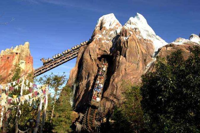 A Everest, no Animal Kingdom, vai fazer a cabeça dos pré-adolescentes: há uma parte em que se desce de costas(foto: Walt Disney World/Divulgação) A Everest, no Animal Kingdom, vai fazer a cabeça dos pré-adolescentes: há uma parte em que se desce de costas(foto: Walt Disney World/Divulgação)