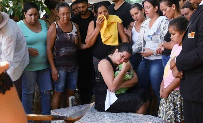 Avó acompanhou o enterro abraçada a um brinquedo (foto: Ed Alves/CB/D.A Press) Avó acompanhou o enterro abraçada a um brinquedo (foto: Ed Alves/CB/D.A Press)