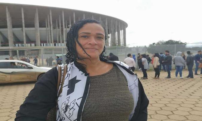 Moradora do Recanto das Emas, Cleide Freitas, 34 anos, foi a primeira a chegar na fila, às 8h de segunda-feira (27/1)(foto: Lis Cappi/CB/DA Press) Moradora do Recanto das Emas, Cleide Freitas, 34 anos, foi a primeira a chegar na fila, às 8h de segunda-feira (27/1)(foto: Lis Cappi/CB/DA Press)