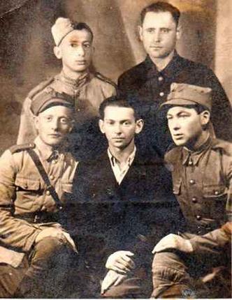 No alto à esquerda, com amigos poloneses, no fim da Segunda Guerra Mundial(foto: Arquivo pessoal) No alto à esquerda, com amigos poloneses, no fim da Segunda Guerra Mundial(foto: Arquivo pessoal)