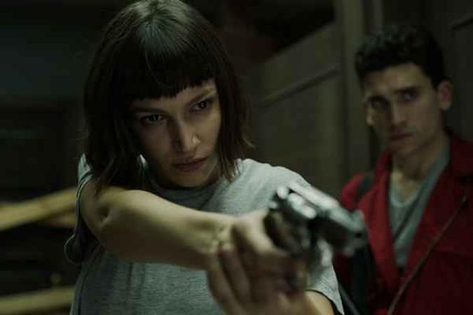 Na trama, uma gangue de assaltantes invadem a Casa da Moeda da Espanha(foto: Netflix/Divulgação) Na trama, uma gangue de assaltantes invadem a Casa da Moeda da Espanha(foto: Netflix/Divulgação)