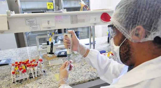 Todo o material coletado de pacientes com suspeita de febre amarela, seja da rede privada ou da pública, é analisado no laboratório da Funed(foto: Gladyston Rodrigues/EM/DA Press - 17/1/18) ) Todo o material coletado de pacientes com suspeita de febre amarela, seja da rede privada ou da pública, é analisado no laboratório da Funed(foto: Gladyston Rodrigues/EM/DA Press - 17/1/18) )