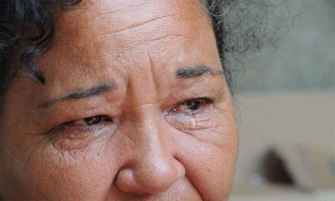 No distrito de Parque das Cachoeiras, onde as partes mais baixas foram atingidas pelo rompimento da barragem, a dona de casa Izabel Nunes Vieira, de 55 anos, se desespera com o desaparecimento de três primos(foto: Paulo Filgueiras/EM/DA Press) No distrito de Parque das Cachoeiras, onde as partes mais baixas foram atingidas pelo rompimento da barragem, a dona de casa Izabel Nunes Vieira, de 55 anos, se desespera com o desaparecimento de três primos(foto: Paulo Filgueiras/EM/DA Press)