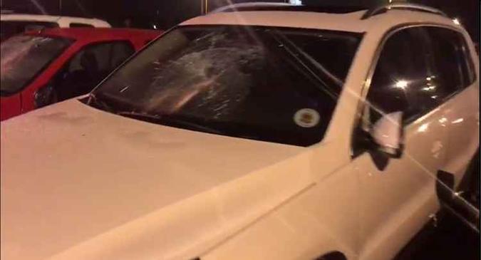 O criminoso passa pelos carros desferindo golpes, aparentemente, com uma pedra. Capôs e para-brisas ficaram destruídos(foto: Divulgação) O criminoso passa pelos carros desferindo golpes, aparentemente, com uma pedra. Capôs e para-brisas ficaram destruídos(foto: Divulgação)