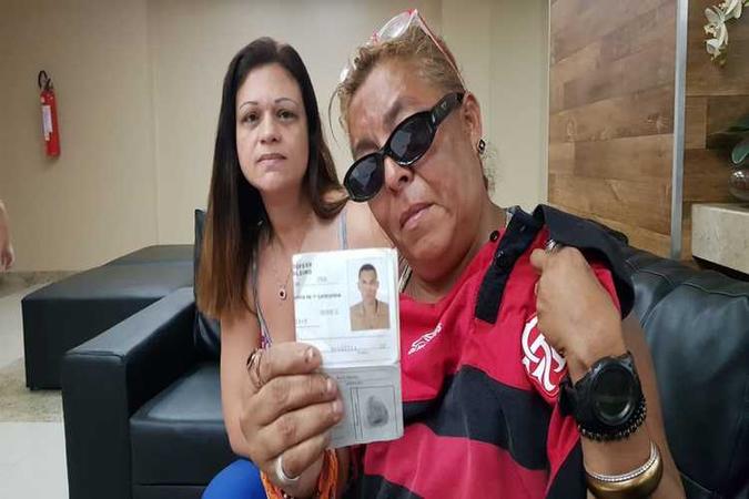 A mãe, Waneide Maria Rodrigues, (frente) e a tia, Carla Figueiredo. A camisa do Flamengo era a preferida do Rodrigo. Waneide exibe com orgulho o documento de alistamento militar do filho(foto: Alan Rios/CB/D.A Press) A mãe, Waneide Maria Rodrigues, (frente) e a tia, Carla Figueiredo. A camisa do Flamengo era a preferida do Rodrigo. Waneide exibe com orgulho o documento de alistamento militar do filho(foto: Alan Rios/CB/D.A Press)