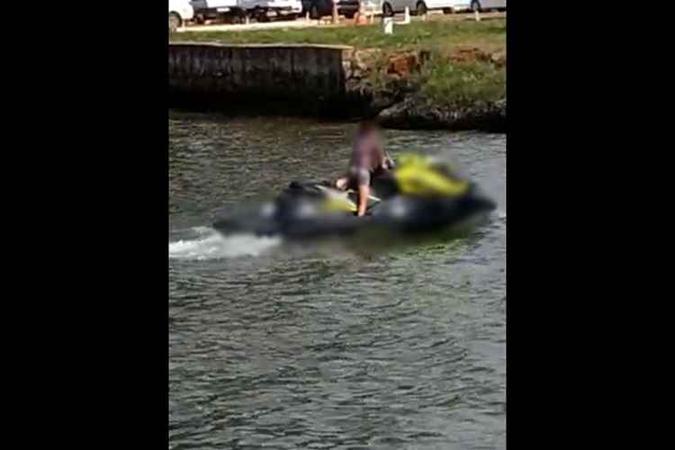 A criança pilotava sozinha o jet ski em meio a outros banhistas(foto: Reprodução) A criança pilotava sozinha o jet ski em meio a outros banhistas(foto: Reprodução)