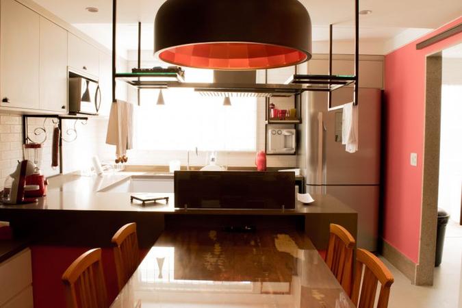 A cozinha apresenta detalhes em cores e elementos que favorecem o espaço e %u201Cesquentam%u201D o ambiente. O projeto é de Beatriz Teixeira.(foto: Beatriz Teixeira/Divulgação) A cozinha apresenta detalhes em cores e elementos que favorecem o espaço e %u201Cesquentam%u201D o ambiente. O projeto é de Beatriz Teixeira.(foto: Beatriz Teixeira/Divulgação)