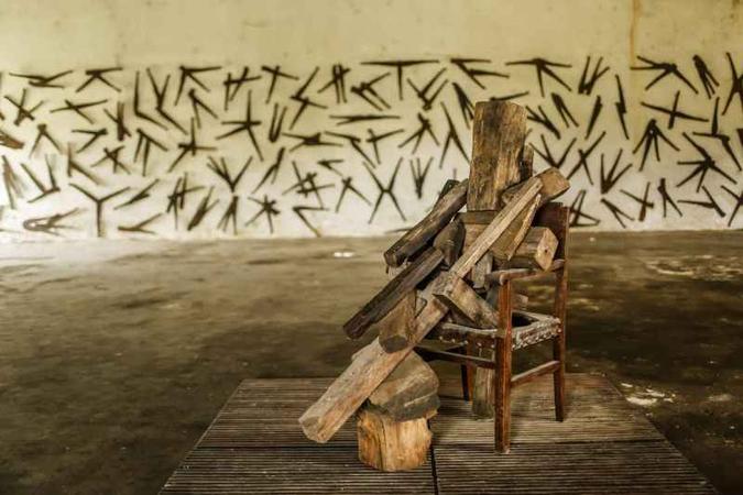 Scopolus, escultura de José Rufino, com a parede ornada com facões: interação (foto: Andréa Rêgo Barros) Scopolus, escultura de José Rufino, com a parede ornada com facões: interação (foto: Andréa Rêgo Barros)