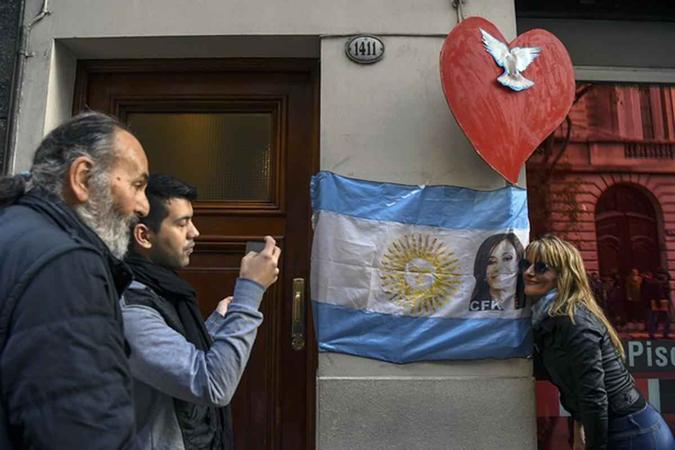 A ex-presidente da Argentina, Cristina Kirchner deixa um Tribunal Federal em Buenos Aires, onde compareceu perante o juiz depor sobre o caso dos A ex-presidente da Argentina, Cristina Kirchner deixa um Tribunal Federal em Buenos Aires, onde compareceu perante o juiz depor sobre o caso dos