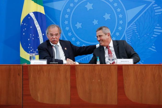 Guedes e Braga Neto estão em campos opostos para saída da crise. Ministro da Economia propõe desestatização(foto: Alan Santos/PR) Guedes e Braga Neto estão em campos opostos para saída da crise. Ministro da Economia propõe desestatização(foto: Alan Santos/PR)