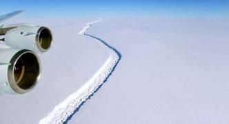 Rachadura no segmento Larsen C da Antártida já era registrada em novembro de 2016. O iceberg se desprendeu totalmente em 12 de julho de 2017(foto: John Sonntag/Nasa ) Rachadura no segmento Larsen C da Antártida já era registrada em novembro de 2016. O iceberg se desprendeu totalmente em 12 de julho de 2017(foto: John Sonntag/Nasa )