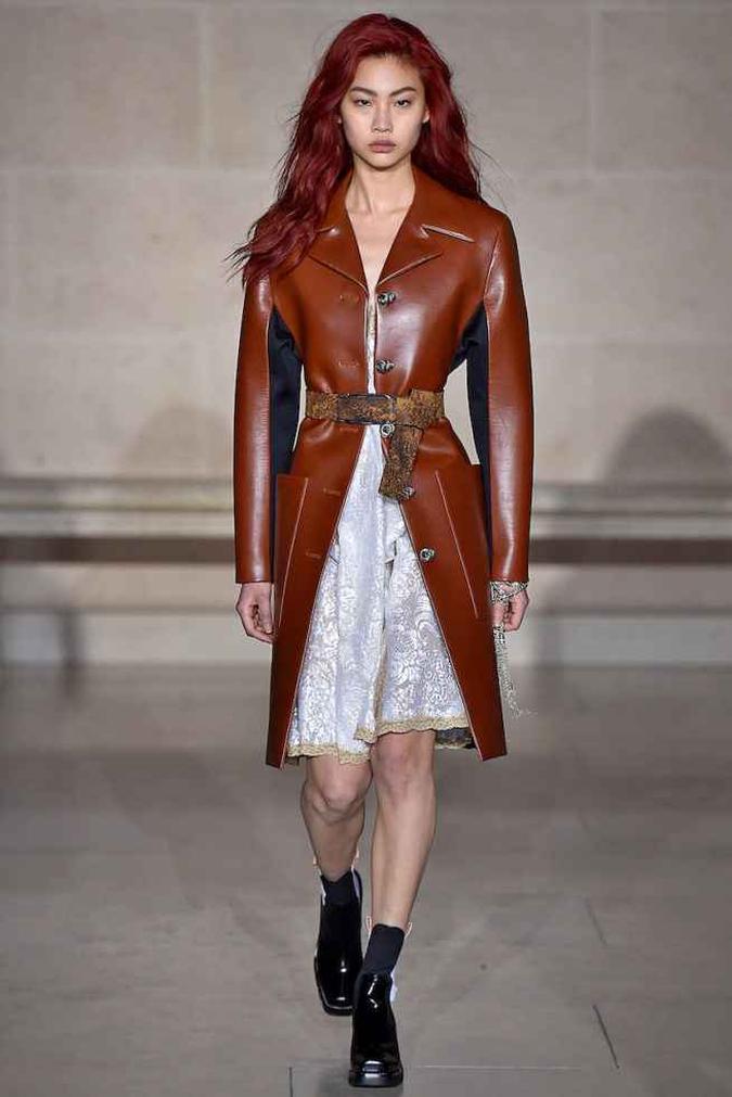 A Louis Vuitton também preferiu apenas uma fileira de botões, em um sobretudo que virou trench com o complemento de um cinto. Ótimo truque para aproveitar mais os acessórios do armário.(foto: Fotosite) A Louis Vuitton também preferiu apenas uma fileira de botões, em um sobretudo que virou trench com o complemento de um cinto. Ótimo truque para aproveitar mais os acessórios do armário.(foto: Fotosite)