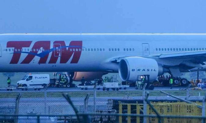 Segundo a Latam, durante o pouso, os pneus da aeronave foram danificados e terão de ser trocados(foto: Leandro Couri/EM/D.A.Press) Segundo a Latam, durante o pouso, os pneus da aeronave foram danificados e terão de ser trocados(foto: Leandro Couri/EM/D.A.Press)