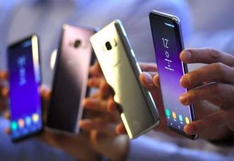Celulares emitem um comprimento de luz azul capaz de danificar a retina, alertam cientistas(foto: AFP) Celulares emitem um comprimento de luz azul capaz de danificar a retina, alertam cientistas(foto: AFP)