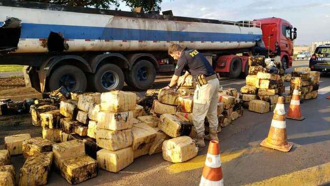 Os fardos de maconha estavam escondidos no tanque(foto: Divulgação/Polícia Rodoviária Federal) Os fardos de maconha estavam escondidos no tanque(foto: Divulgação/Polícia Rodoviária Federal)