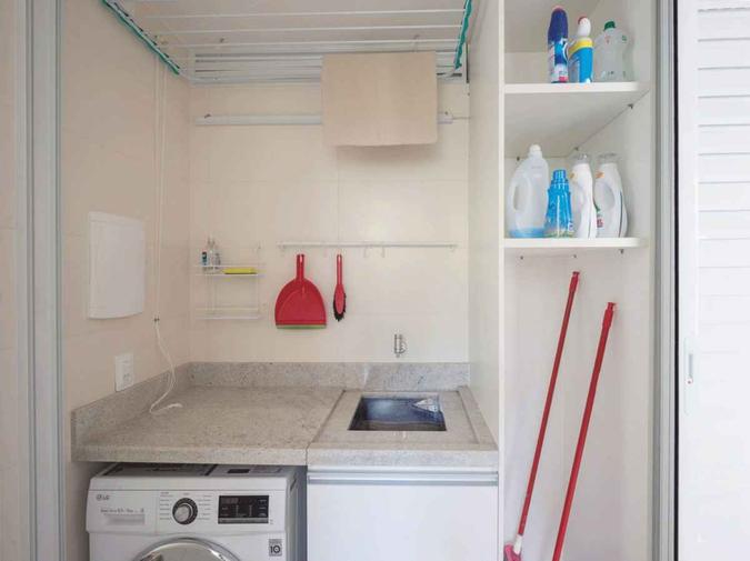 Neste projeto de Pedro Grilo, em um apartamento de 47m², a solução encontrada foi isolar a área de lavandeira em uma espécie de armário, que, além de possibilitar a organização dos objetos de limpeza, quando fechado, se torna uma charmosa parede (foto: Pedro Grilo/divulgação) Neste projeto de Pedro Grilo, em um apartamento de 47m², a solução encontrada foi isolar a área de lavandeira em uma espécie de armário, que, além de possibilitar a organização dos objetos de limpeza, quando fechado, se torna uma charmosa parede (foto: Pedro Grilo/divulgação)