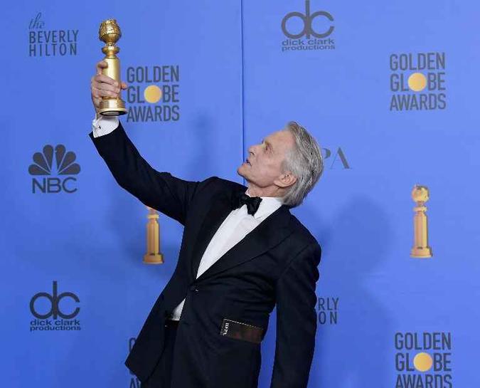 Michael Douglas e seu Globo de Ouro de Melhor ator em série de comédia ou musical, por 'O método Kominsky'(foto: Kevin Winter/Getty Images North America/AFP) Michael Douglas e seu Globo de Ouro de Melhor ator em série de comédia ou musical, por 'O método Kominsky'(foto: Kevin Winter/Getty Images North America/AFP)