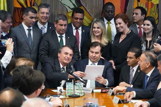 Bolsonaro entrega o projeto que altera o Código Brasileiro de Trânsito a Rodrigo Maia(foto: Pablo Valadares/Câmara dos Deputados) Bolsonaro entrega o projeto que altera o Código Brasileiro de Trânsito a Rodrigo Maia(foto: Pablo Valadares/Câmara dos Deputados)
