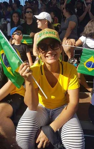 Rose Soares madrugou para conseguir um lugar e assistir ao filho, recruta dos fuzileiros navais, desfilar pela primeira vez(foto: Isa Stacciarini/CB/D.A Press) Rose Soares madrugou para conseguir um lugar e assistir ao filho, recruta dos fuzileiros navais, desfilar pela primeira vez(foto: Isa Stacciarini/CB/D.A Press)