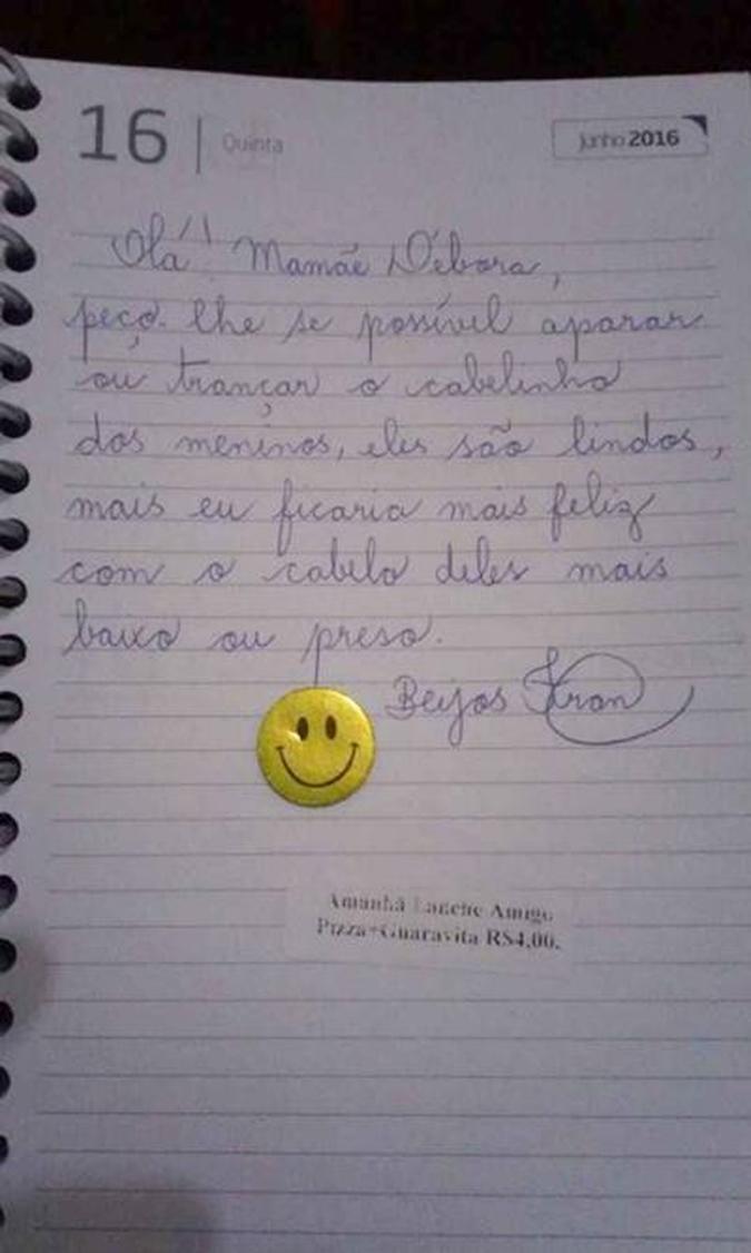 Em nota, a orientadora escreve que ficaria mais feliz caso os cabelos dos dois meninos estivessem presos ou fossem mais curtos (foto: Reprodução/Facebook) Em nota, a orientadora escreve que ficaria mais feliz caso os cabelos dos dois meninos estivessem presos ou fossem mais curtos (foto: Reprodução/Facebook)