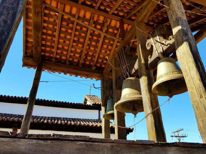 O campanário ao lado da igreja matriz exibe os três maiores sinos feitos para um templo em Goiás: fabricados em 1785, pesam, em média, 900 quilos(foto: Renato Alves/CB/D.A Press) O campanário ao lado da igreja matriz exibe os três maiores sinos feitos para um templo em Goiás: fabricados em 1785, pesam, em média, 900 quilos(foto: Renato Alves/CB/D.A Press)