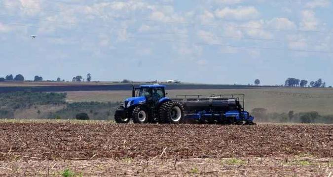 Com a demora por conta do clima, semear na fazenda Dois Pinheiros, em Unaí, exigiu novo equipamento, que permite reduzir até 20 dias no processo(foto: Ed Alves/CB/D.A Press) Com a demora por conta do clima, semear na fazenda Dois Pinheiros, em Unaí, exigiu novo equipamento, que permite reduzir até 20 dias no processo(foto: Ed Alves/CB/D.A Press)
