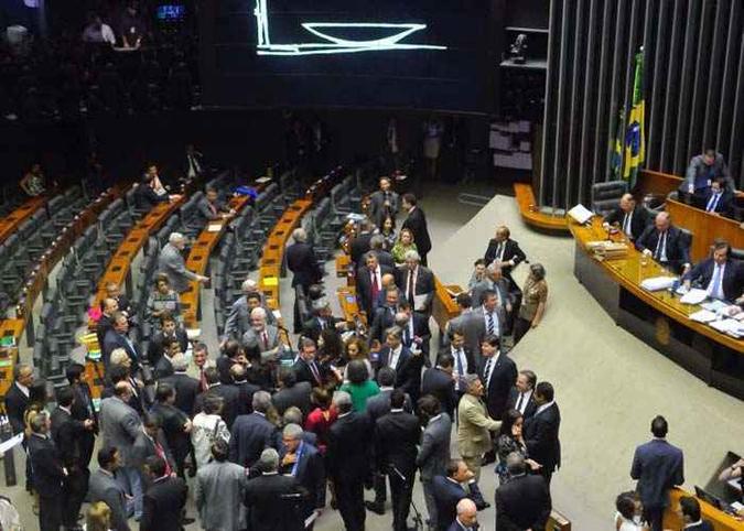 Crise política deixa a impressão de mudanças. Mas renovação de rostos este ano será menor do que a média histórica (foto: Minervino Junior/CB/D.A Press ) Crise política deixa a impressão de mudanças. Mas renovação de rostos este ano será menor do que a média histórica (foto: Minervino Junior/CB/D.A Press )
