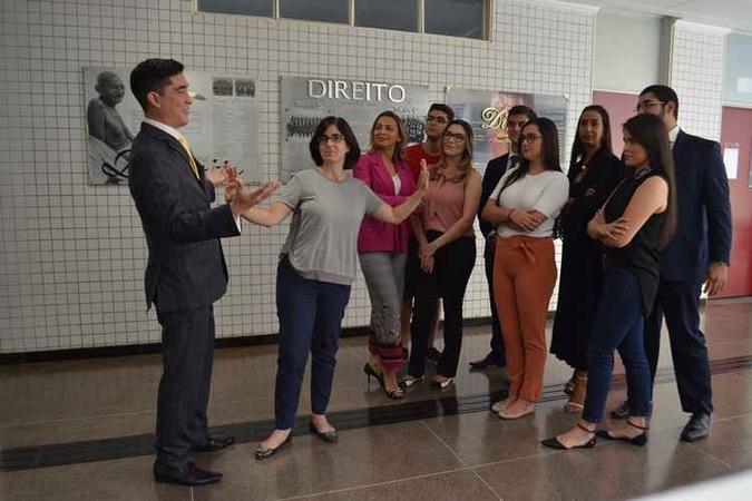 O professor Henrique Arake (à esquerda) é contra a prova. Do outro lado, estão professores e alunos a favor do teste. No meio, a coordenadora de direito do UniCeub, Dulce Furquim(foto: Aline Rocha/Esp.CB/D.A Press ) O professor Henrique Arake (à esquerda) é contra a prova. Do outro lado, estão professores e alunos a favor do teste. No meio, a coordenadora de direito do UniCeub, Dulce Furquim(foto: Aline Rocha/Esp.CB/D.A Press )