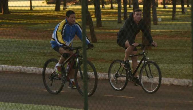 O vice-presidente da República, Hamilton Mourão, faz seu passeio de bicicleta matinal nesta sexta-feira (29/5), no Palácio do JaburuEd Alves/CB/D.A Press