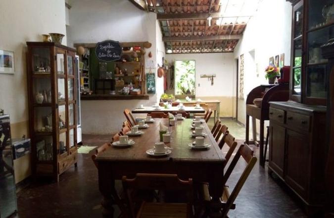 A recepção tem histórias regadas a simpatia e a lanche gostoso, com bolo e geleia(foto: Juliana Cipriani/Estado de Minas) A recepção tem histórias regadas a simpatia e a lanche gostoso, com bolo e geleia(foto: Juliana Cipriani/Estado de Minas)