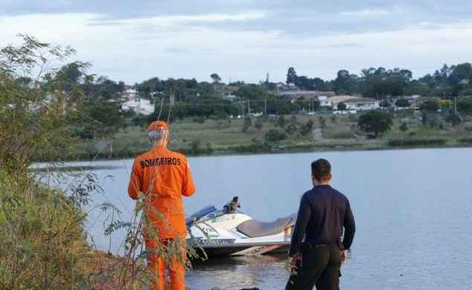 Bombeiros às margens do Lago Paranoá: corpo em avançado estado de decomposição(foto: CBMDF/Divulgação) Bombeiros às margens do Lago Paranoá: corpo em avançado estado de decomposição(foto: CBMDF/Divulgação)