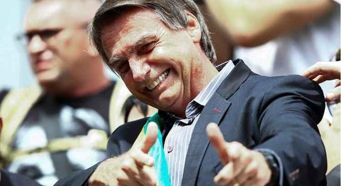 Bolsonaro passou por Curitiba no mesmo dia em que Lula encerrou, também na cidade, sua caravana(foto: Heuler Andrey/AFP) Bolsonaro passou por Curitiba no mesmo dia em que Lula encerrou, também na cidade, sua caravana(foto: Heuler Andrey/AFP)