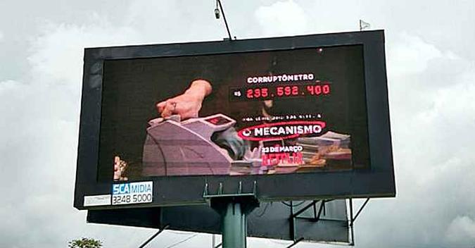 Outdoor foi instalado na via que dá acesso à ponte Honestino Guimarães(foto: Meio e Mensagem/Reprodução ) Outdoor foi instalado na via que dá acesso à ponte Honestino Guimarães(foto: Meio e Mensagem/Reprodução )