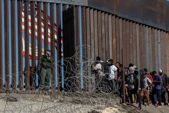 Migrantes são presos na fronteira entre México e Estados Unidos(foto: GUILLERMO ARIAS / AFP) Migrantes são presos na fronteira entre México e Estados Unidos(foto: GUILLERMO ARIAS / AFP)