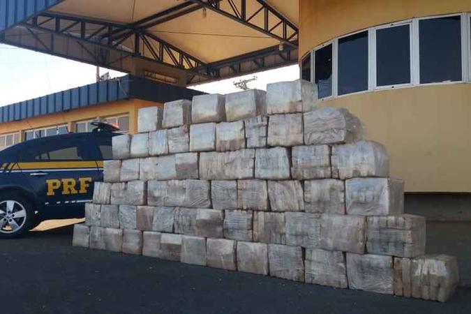 A droga apreendida pela Polícia Rodoviária Federal foi entregue a agentes da Polícia Civil do DF(foto: PRF/Divulgação) A droga apreendida pela Polícia Rodoviária Federal foi entregue a agentes da Polícia Civil do DF(foto: PRF/Divulgação)